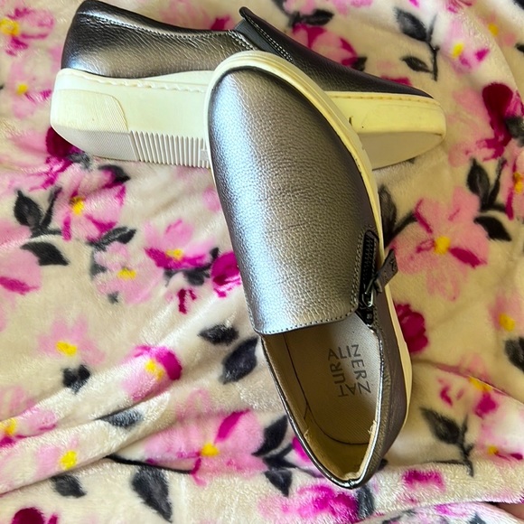 Naturalizer faux leather silver grey sneakers w/side zipper.  Never worn 6M - Picture 1 of 2